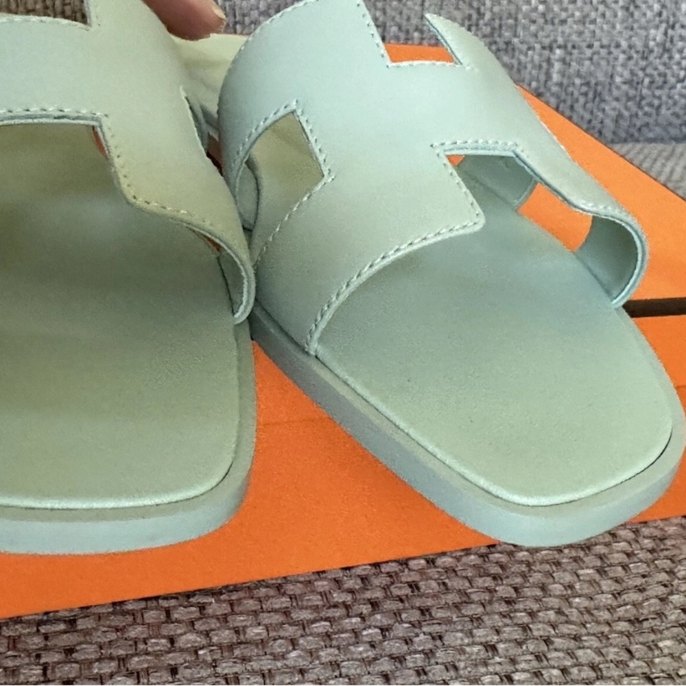 NEW HERMÈS Vert D'eau Calfskin Oran Sandals - Picture 9 of 14